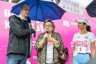 na zdjęciu osoby podczas biegu