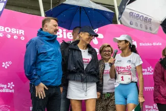 na zdjęciu osoby podczas biegu