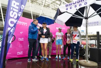 na zdjęciu osoby podczas biegu