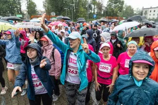 na zdjęciu osoby podczas biegu