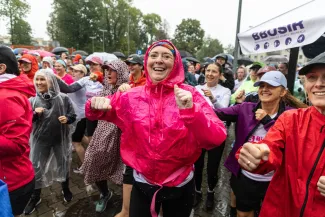 na zdjęciu osoby podczas biegu