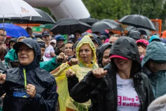 na zdjęciu osoby podczas biegu