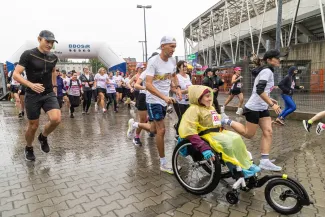 na zdjęciu osoby podczas biegu