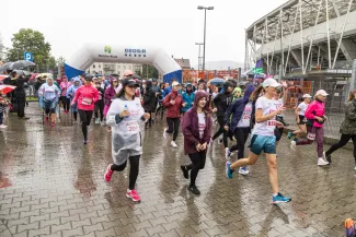 na zdjęciu osoby podczas biegu