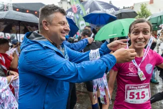 na zdjęciu osoby podczas biegu