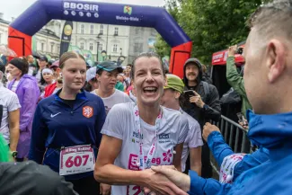 na zdjęciu osoby podczas biegu