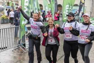 na zdjęciu osoby podczas biegu