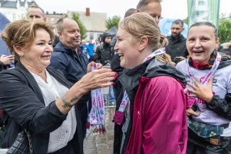 na zdjęciu osoby podczas biegu