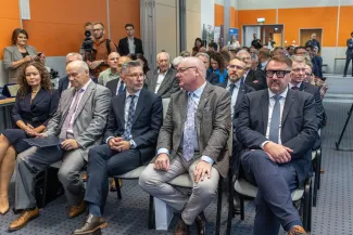 na zdjęciu osoby podczas targów