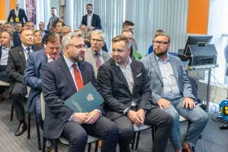 na zdjęciu osoby podczas targów