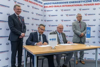 na zdjęciu osoby podczas targów