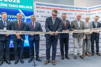 na zdjęciu osoby podczas targów