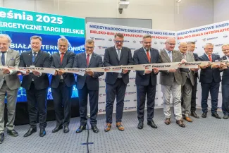 na zdjęciu osoby podczas targów