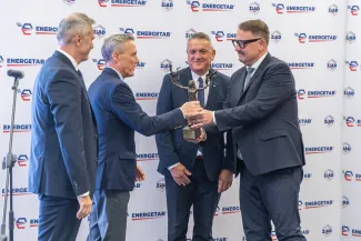 na zdjęciu osoby podczas targów