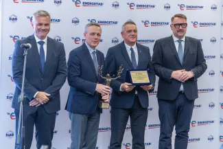 na zdjęciu osoby podczas targów