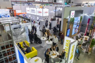 na zdjęciu osoby podczas targów