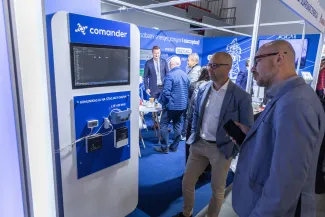 na zdjęciu osoby podczas targów