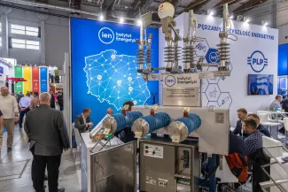 na zdjęciu osoby podczas targów