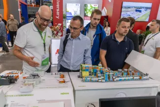 na zdjęciu osoby podczas targów