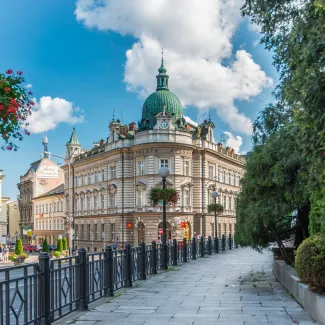 Zdjęcie przedstawiające widok na budynek Poczty Polskiej w Bielsku-Białej 