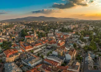 Zdjęcie przedstawiające Bielsko-Białą z lotu ptaka. 