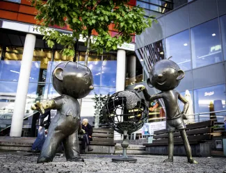 Zdjęcie przedstawiające pomnik Bolka i Lolka przy galerii handlowej Sfera.