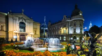 Zdjęcie przedstawiające budynek Teatru Polskiego i Poczty Polskiej w Bielsku-Białej nocą. 