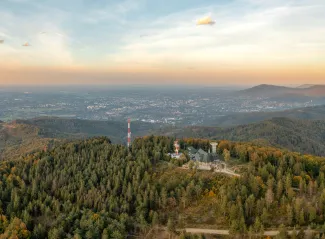 Zdjęcie przedstawiające widok z lotu ptaka na Szyndzielnię. 