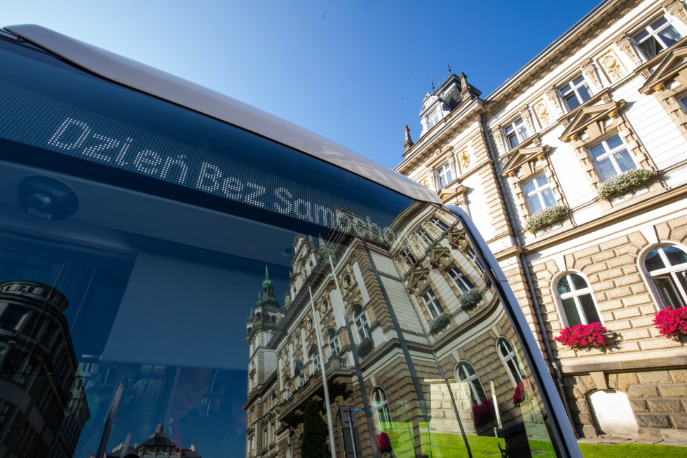 Na zdjęciu przednia szyba pojazdu z napisem Dzień bez samochodu