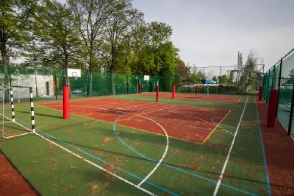 Zdjęcie przedstawiające zmodernizowane boisko sportowe.