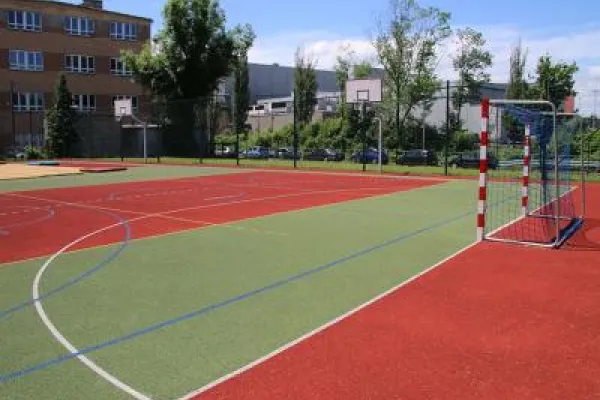 Zdjęcie przedstawiające nowe, zmodernizowane boisko sportowe.