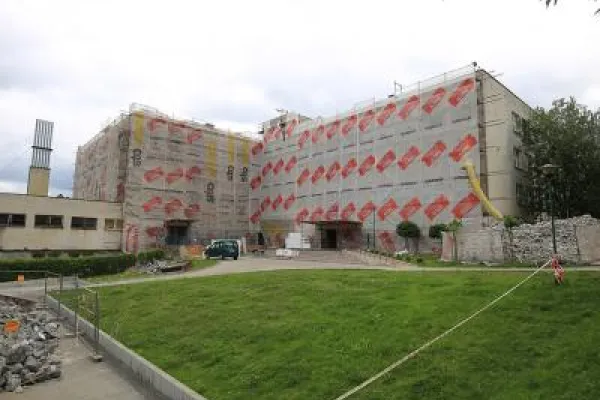 Zdjęcie przedstawiające budynek szkoły w trakcie termomodernizacji.