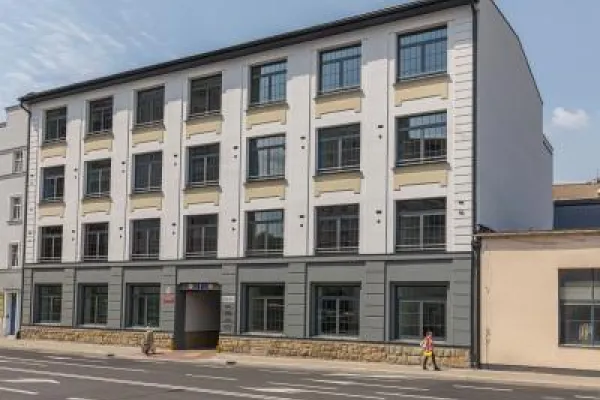 Zdjęcie przedstawiające czterokondygnacyjny budynek Urzędu Miejskiego w Bielsku-Białej z odnowioną elewacją od strony ul. Romana Dmowskiego