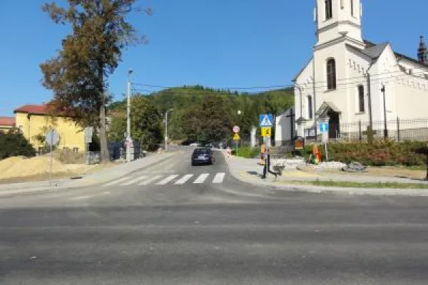 Zdjęcie przedstawiające przejście dla pieszych prowadzące do kościoła przy drodze.