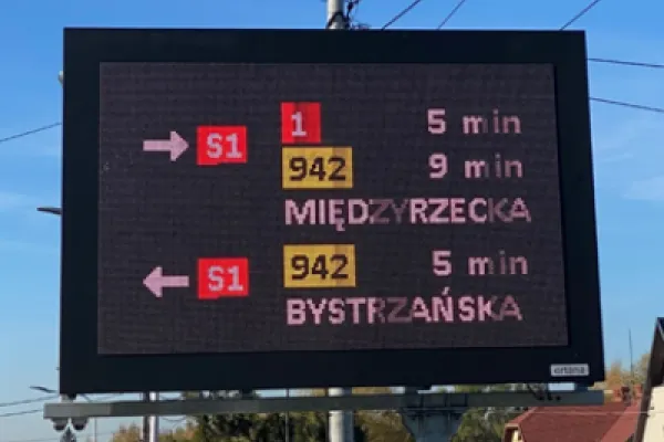 Zdjęcie przedstawiające tablicę informacyjną stanowiącą element Inteligentnego Systemu Transportowego