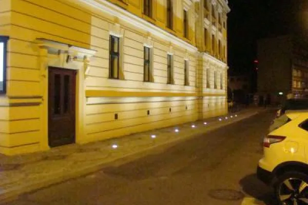 Zdjęcie przedstawiające oświetloną elewację budynku Teatru Polskiego w Bielsku-Białej oraz ulice obok budynku nocą.