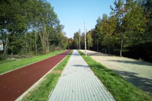 Zdjęcie przedstawiające nowy chodnik i ścieżkę rowerową.