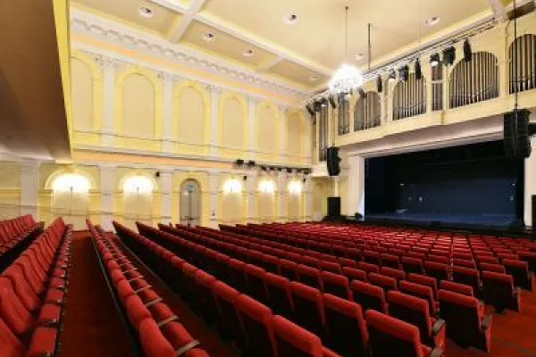 Zdjęcie przedstawiające salę z estradą i organami w Bielskim Centrum Kultury