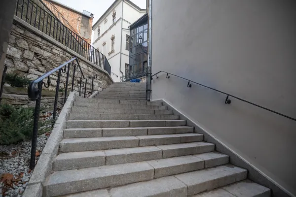 Zdjęcie przedstawiające wyremontowane schodu na ul. Schodowej.