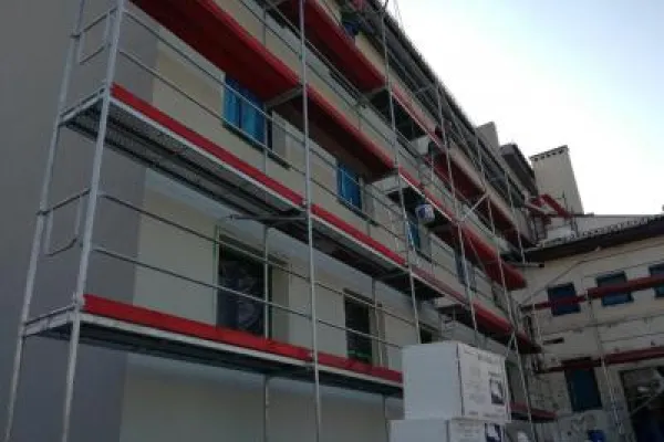  Zdjęcie przedstawiające termomodernizację budynku hali sportowej oraz hotelu.