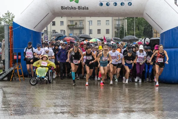 na zdjęciu kobiety na starcie biegu