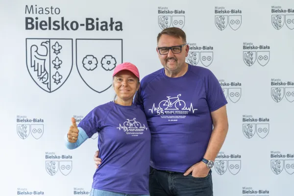 Na zdjęciu szefowa Beskidzkiego Towarzystwa Cyklistów Jolanta Koźmin i prezydent Jarosław Klimaszewski